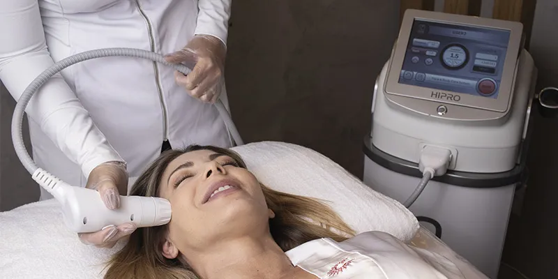 Aplicação do Hi Pro Contourline no rosto de uma paciente em clínica de estética
