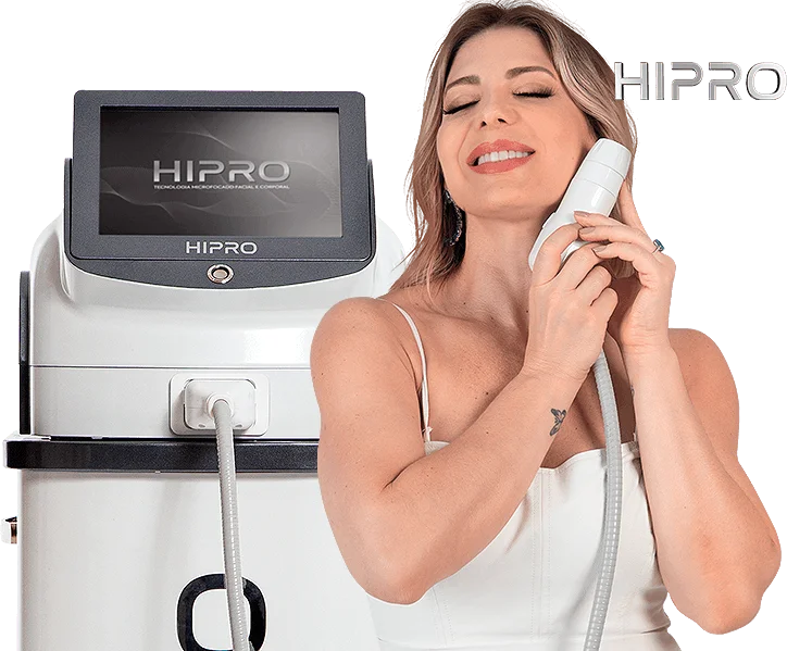 Profissional segurando a ponteira do Hi Pro ao lado do aparelho